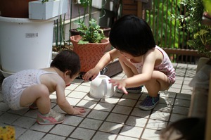 タイルの上でバシャバシャ